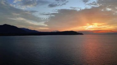 Pasir Putih Sahili yakınlarında gün batımının sinematik görüntüsü, Balige