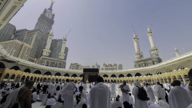 Mekke, Saudia Arabistan - 11 Mart 2024: Müslüman hacılar Kabe 'nin etrafında tawaf ediyor ve umrah mevsiminde Mescidi Haram' da namaz kılıyorlar.