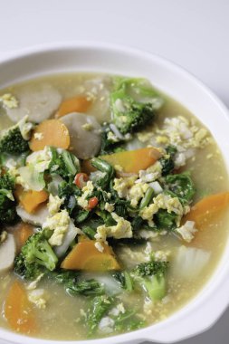 Capcay, Çin usulü kızarmış sebze tabağı. Beyaz tabakta servis ediliyor..