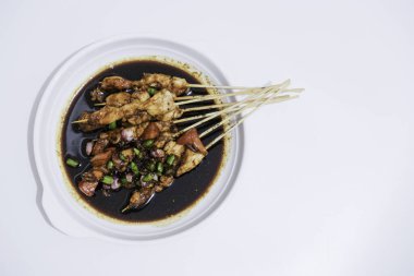 Endonezya yemeği, tavuk satay ya da soya sosu ve dilimlenmiş domates, biber ve arpacık soğanı ile servis edilen saate ayam.