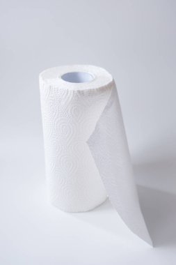 Beyaz arka planda izole edilmiş kağıt havlu rulosu.