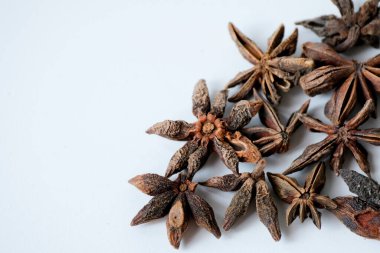 Kurumuş yıldız anasonunun yakın plan görüntüsü beyaz arkaplanda izole edildi