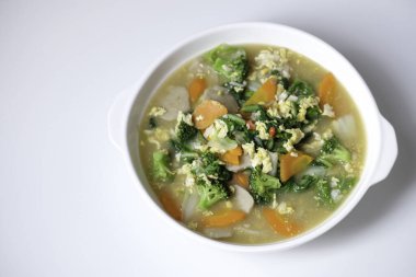 Capcay, Çin usulü kızarmış sebze tabağı. Beyaz tabakta servis ediliyor..