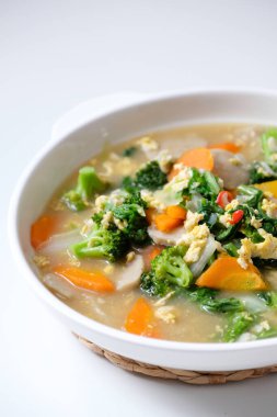 Capcay, Çin usulü kızarmış sebze tabağı. Beyaz tabakta servis ediliyor..