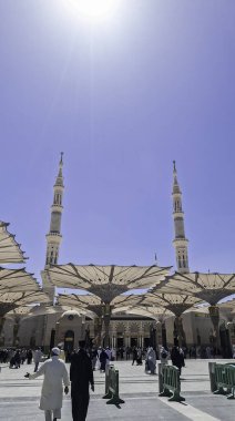 Medine, Suudi Arabistan - 6 Mart 2024: Hacılar Peygamber Muhammed el-Medine 'nin ana camisine yürüdüler