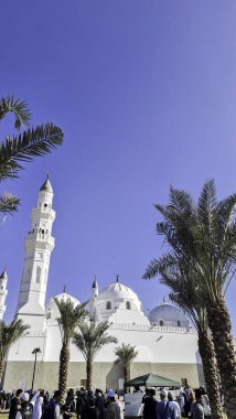 Medine, Suudi Arabistan - 6 Mart 2024: Mescidi Quba 'yı ziyaret eden Müslüman hacılar
