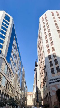 Medine, Suudi Arabistan - 5 Mart 2024: El-Mescid an-Nabawi yakınlarındaki otel binalarının çevresindeki atmosfer