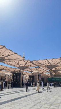 Medine, Suudi Arabistan - 5 Mart 2024: Seyyahlar Peygamber Muhammed el-Medine 'nin ana camisine yürüdüler