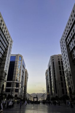 Medine, Suudi Arabistan - 6 Mart 2024: El-Mescidi yakınlarındaki otel binalarının çevresindeki atmosfer