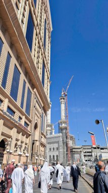 Makkah, Suudi Arabistan - 8 Mart 2024: Müslüman hacılar Mescidi Haram 'a doğru yürüyorlar