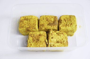 Buzdolabındaki stoklar için plastik kaplarda tofu sarısı baharatlar.