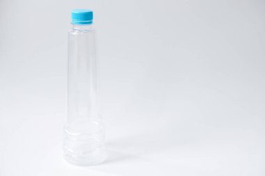 Beyaz arka planda izole edilmiş plastik su şişesi.