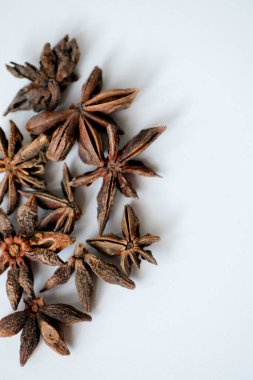 Kurumuş yıldız anasonunun yakın plan görüntüsü beyaz arkaplanda izole edildi