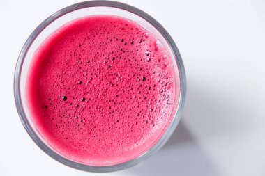 Bardakta servis edilen sağlıklı pancar suyu.