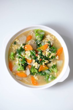 Capcay, Çin usulü kızarmış sebze tabağı. Beyaz tabakta servis ediliyor..