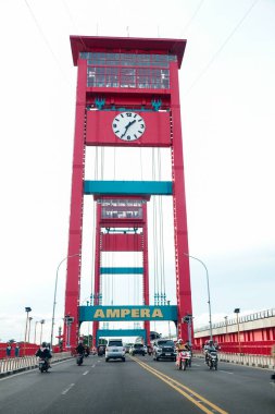 Palembang, Endonezya - 23 Mart 2025: Ampera Köprüsü 'nde trafik koşulları
