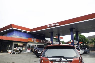 Palembang, Endonezya - 23 Mart 2025: Pertamina benzin istasyonunda kuyruk