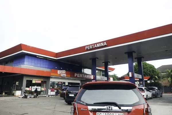 Palembang, Endonezya - 23 Mart 2025: Pertamina benzin istasyonunda kuyruk