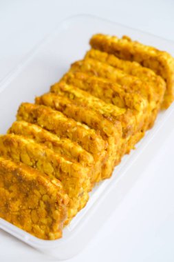 Buzdolabındaki stoklar için plastik kaplarda Tempeh sarı baharatları