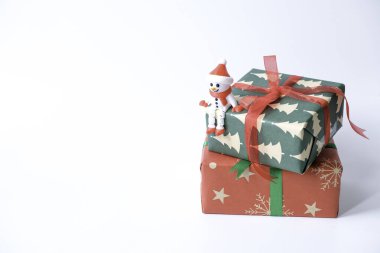 Dekoratif mini noel ağacı ve tren beyaz arka planda izole edilmiş.