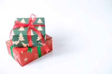 Dekoratif mini noel ağacı ve tren beyaz arka planda izole edilmiş.