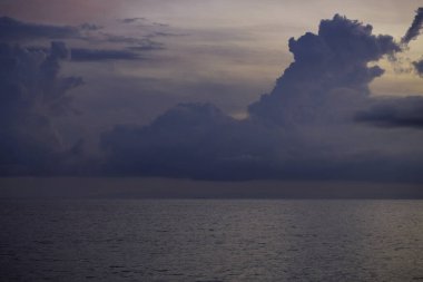 Rupat Utara Sahili 'nde gün doğumunda güzel manzara.