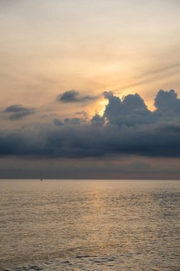 Rupat Utara Sahili 'nde gün doğumunda güzel manzara.