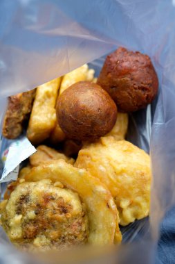Plastik poşetteki böreklerin yakın çekimi.