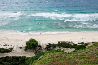 Dili 'deki Dolok Oan Sahili olarak da bilinen Cristo Rei Backside Beach' in güzel manzarası, Timor Leste. Deniz dalgaları arka planı. Okyanus dalgalarının havadan görünüşü.