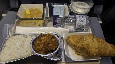 Makkah, Suudi Arabistan - 13 Mart 2024: Malezya Havayolları 'nda uçuş yemeği ve atıştırmalık