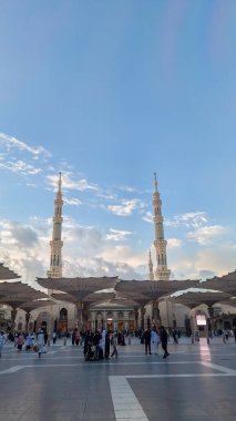 Madinah, Suudi Arabistan - 6 Mart 2024: Mescid an-Nabawi 'de öğleden sonra manzarası