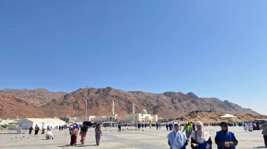 Medine, Suudi Arabistan - 6 Mart 2024: Uhud Dağı 'nı ziyaret eden hacılar