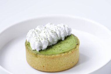 Beyaz tabakta kibrit peynirli tart