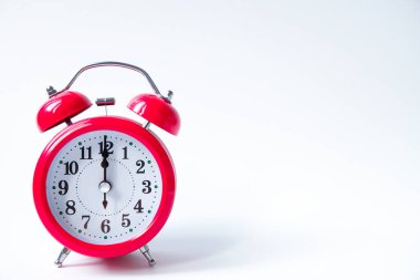 Klasik kırmızı alarm saati beyaz arkaplanda izole edilmiştir.