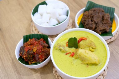 Bayramlarda servis edilen yemekler: rendang, deng balado, opor ayam ve ketupat