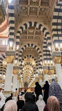 Medine, Suudi Arabistan - 7 Mart 2024: El-Mescid an-Nabawi 'de namaz öncesi atmosfer