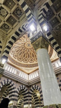 Medine, Suudi Arabistan - 7 Mart 2024: Mescid an-Nabawi 'nin iç mimarisi