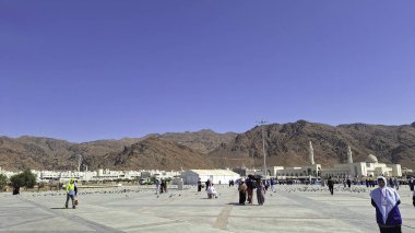 Medine, Suudi Arabistan - 6 Mart 2024: Uhud Dağı 'nı ziyaret eden hacılar