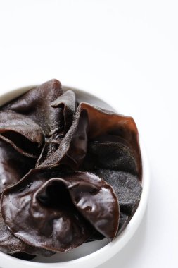 Yahudi Kulağı Mantarı beyaz arka planda izole edilmiş