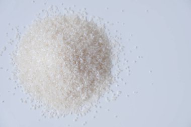 Beyaz arkaplanda izole edilmiş pirinç taneleri