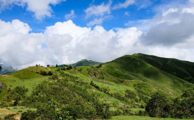 Hatu Builico köyünün güzel manzarası Ramelau Dağı yürüyüş parkuruna doğru.