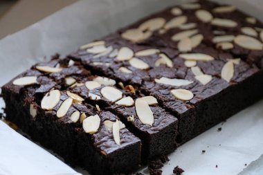 Otantik ev yapımı çikolatalı brovniler ve üzerine de dilimlenmiş badem.