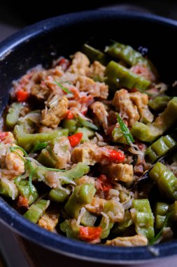 Sağlıklı kızarmış kavun ya da geleneksel baharatlı Momordica Charantia.