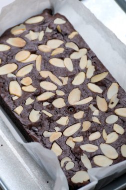 Otantik ev yapımı çikolatalı brovniler ve üzerine de dilimlenmiş badem.