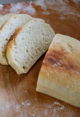 Köy ahşap arka planda taze pişmiş ev yapımı ekmek.