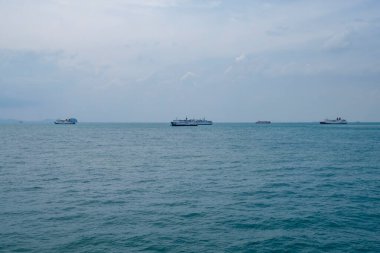 Bakauheni, Endonezya - 24 Mart 2025: Okyanusu geçen feribot görüntüsü