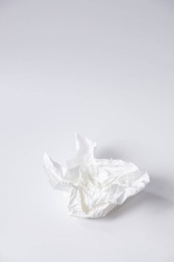Beyaz arkaplanda izole edilmiş buruşmuş kağıt mendil