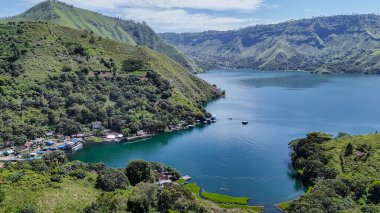 Paepira Köyü 'nün göz kamaştırıcı hava manzarası ve Kuzey Sumatra, Toba Gölü' nün geniş volkanik kalderası.
