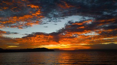 Toba Gölü 'nde güzel bir gün batımı manzarası.