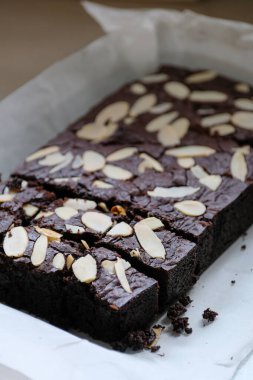 Otantik ev yapımı çikolatalı brovniler ve üzerine de dilimlenmiş badem.